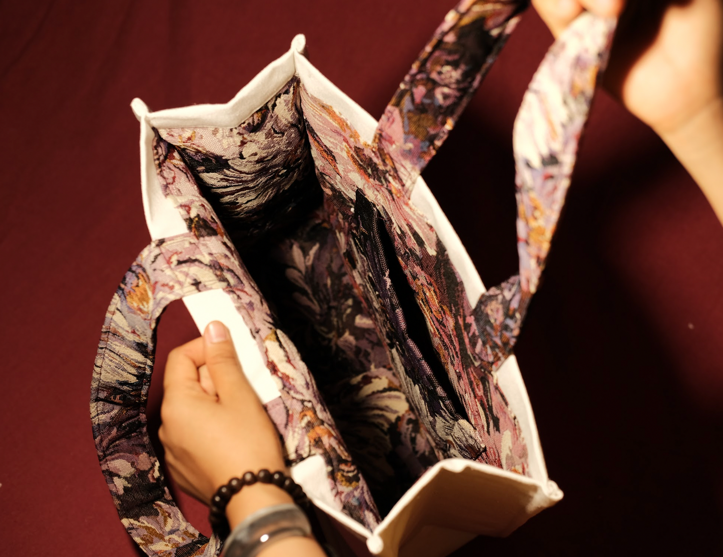 Túi tote thêu tên riêng, chữ lớn cách điệu phối cùng chữ trơn kích thước 35x38cm đựng được laptop 16 inch