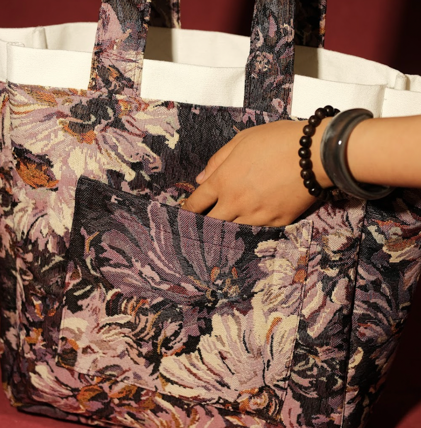 Túi tote thêu tên riêng, chữ lớn cách điệu phối cùng chữ trơn kích thước 35x38cm đựng được laptop 16 inch