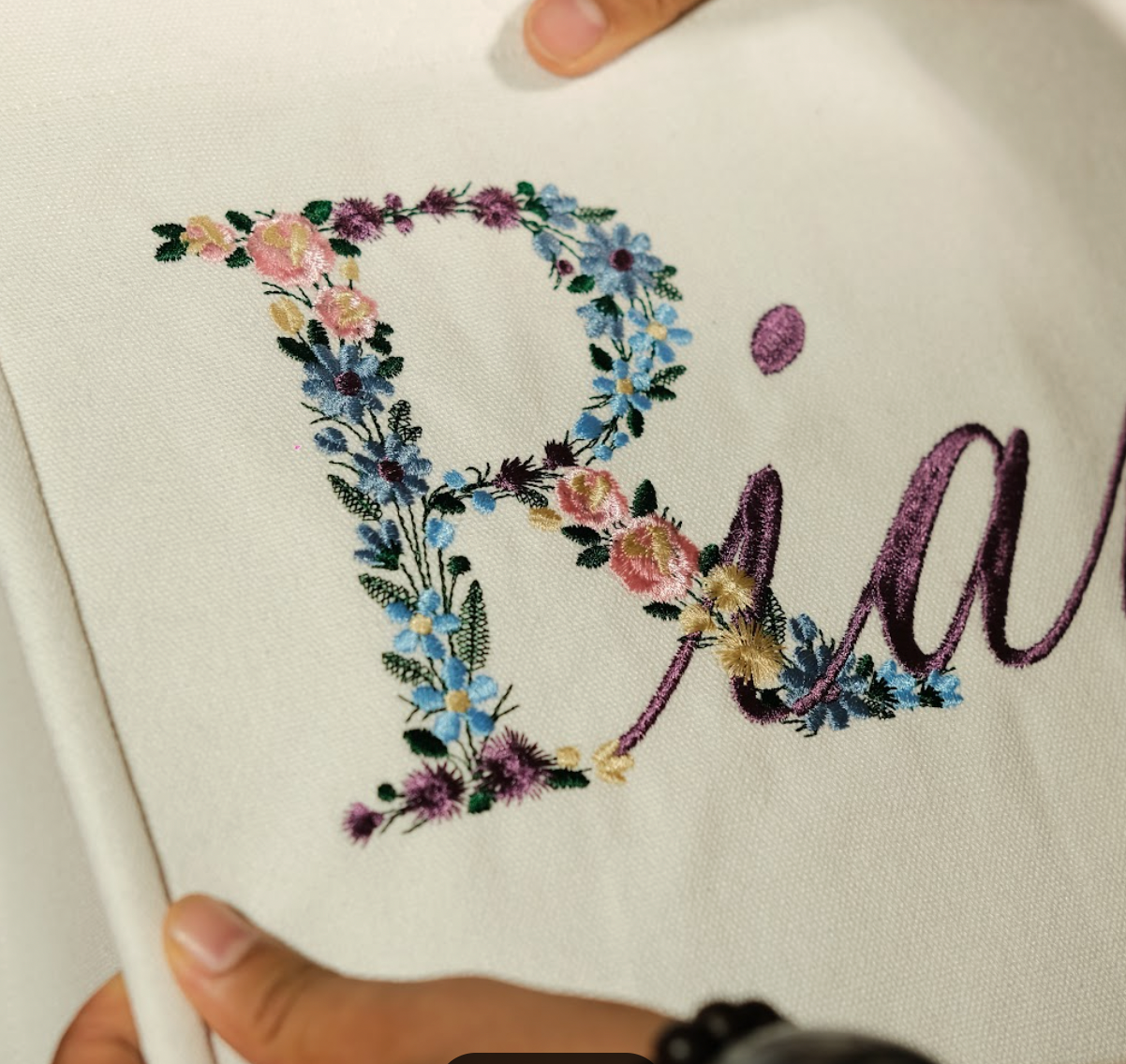 Túi tote thêu tên riêng, chữ lớn cách điệu phối cùng chữ trơn kích thước 35x38cm đựng được laptop 16 inch