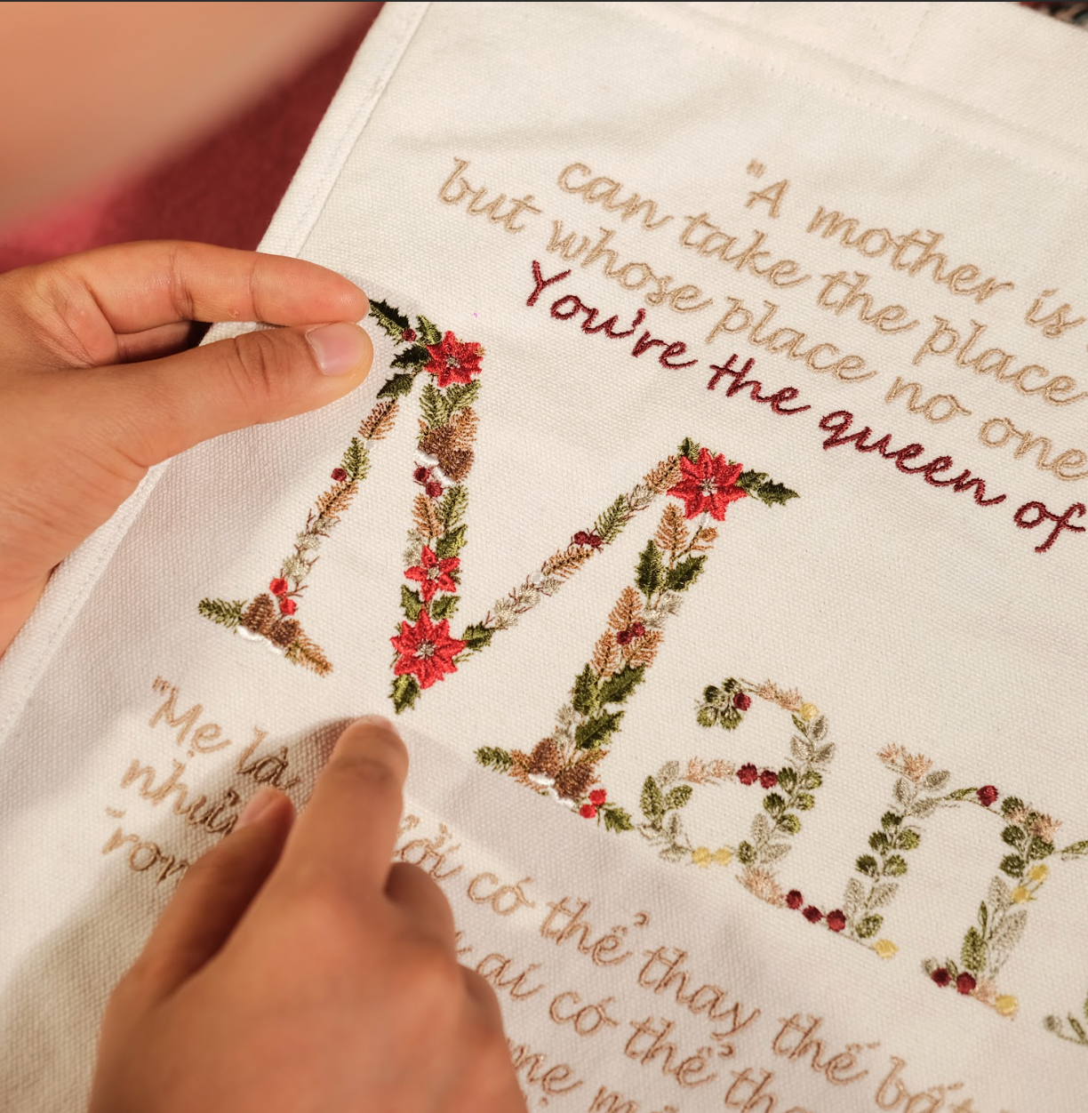 Túi tote thêu chữ Mama tặng mẹ kích thước 35x38cm đựng được laptop 16 inch