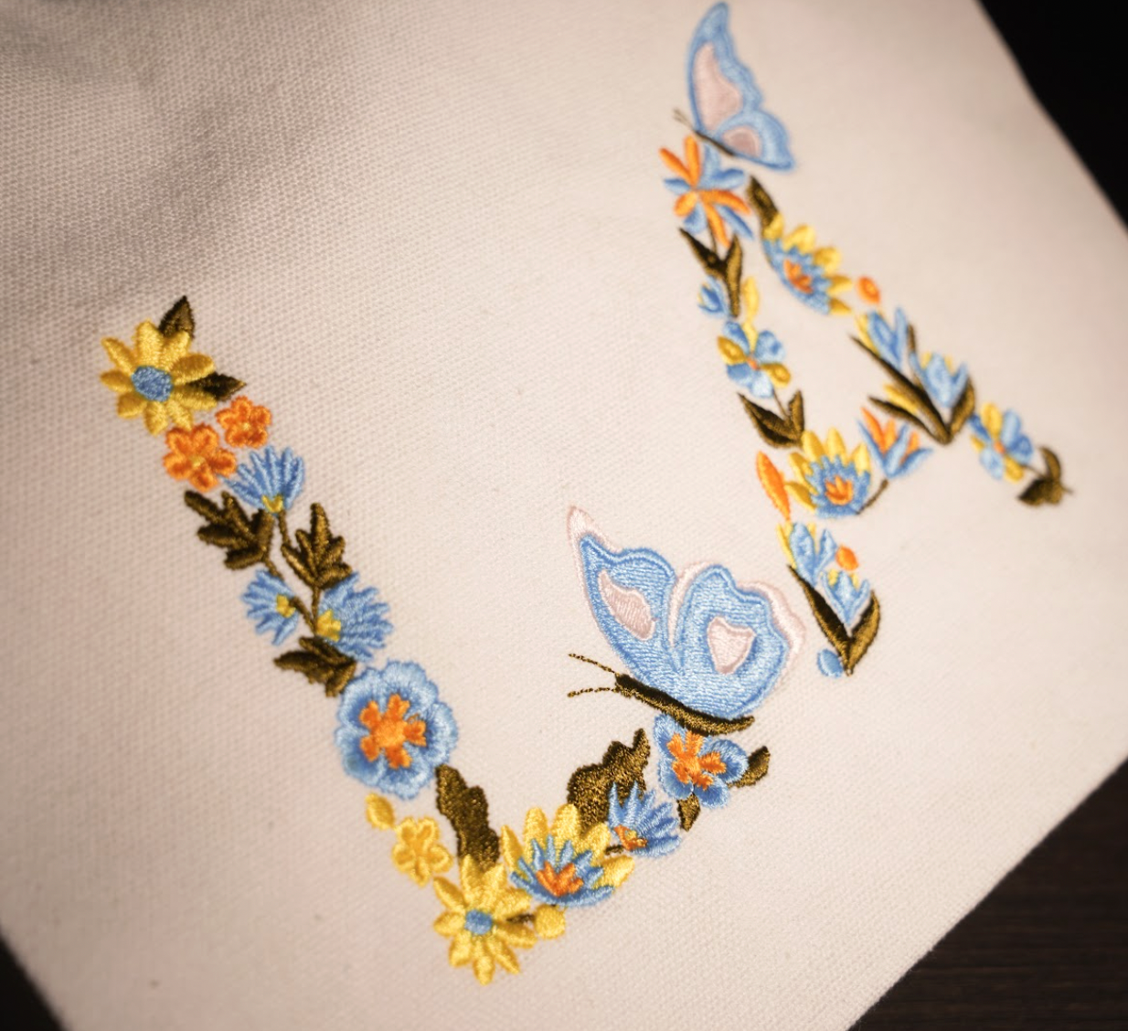 Túi đậu 1 quai (20*25cm) thêu chữ cái phối hoa