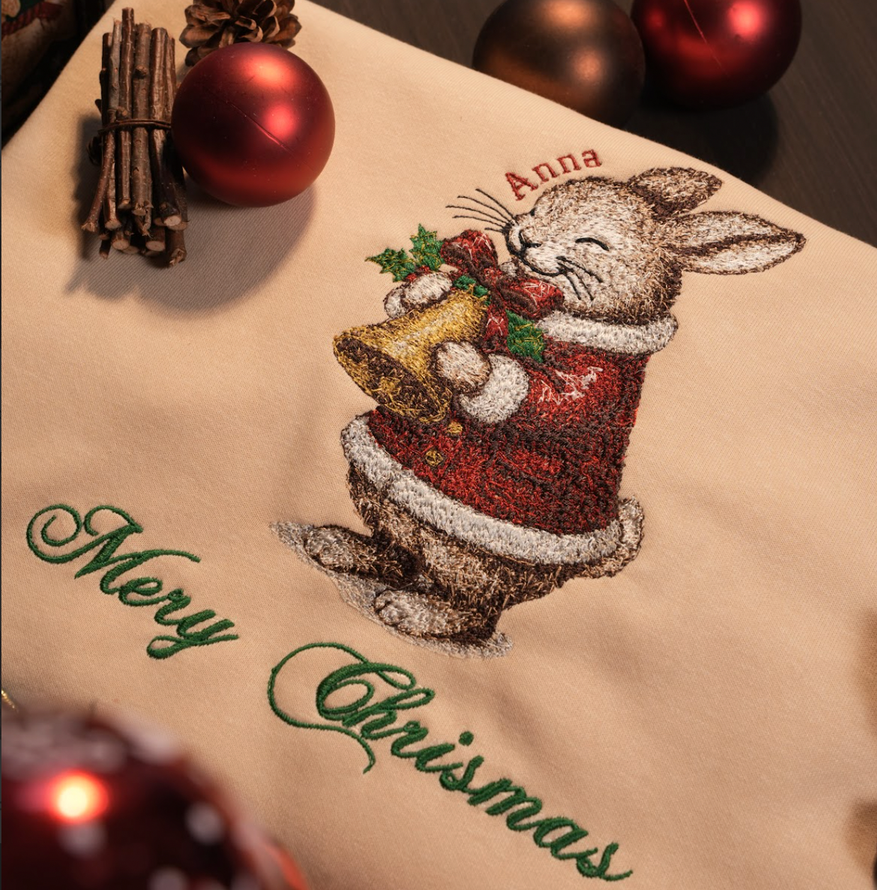 Mẫu thêu Giáng Sinh trên áo nỉ phối cùng chữ Merry Christmas và tên riêng tuỳ chỉnh.