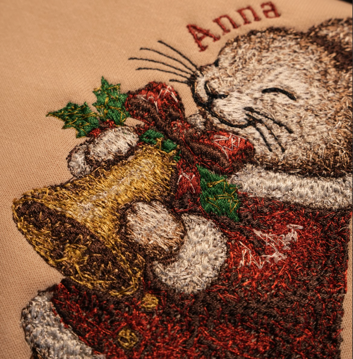 Mẫu thêu Giáng Sinh trên áo nỉ phối cùng chữ Merry Christmas và tên riêng tuỳ chỉnh.