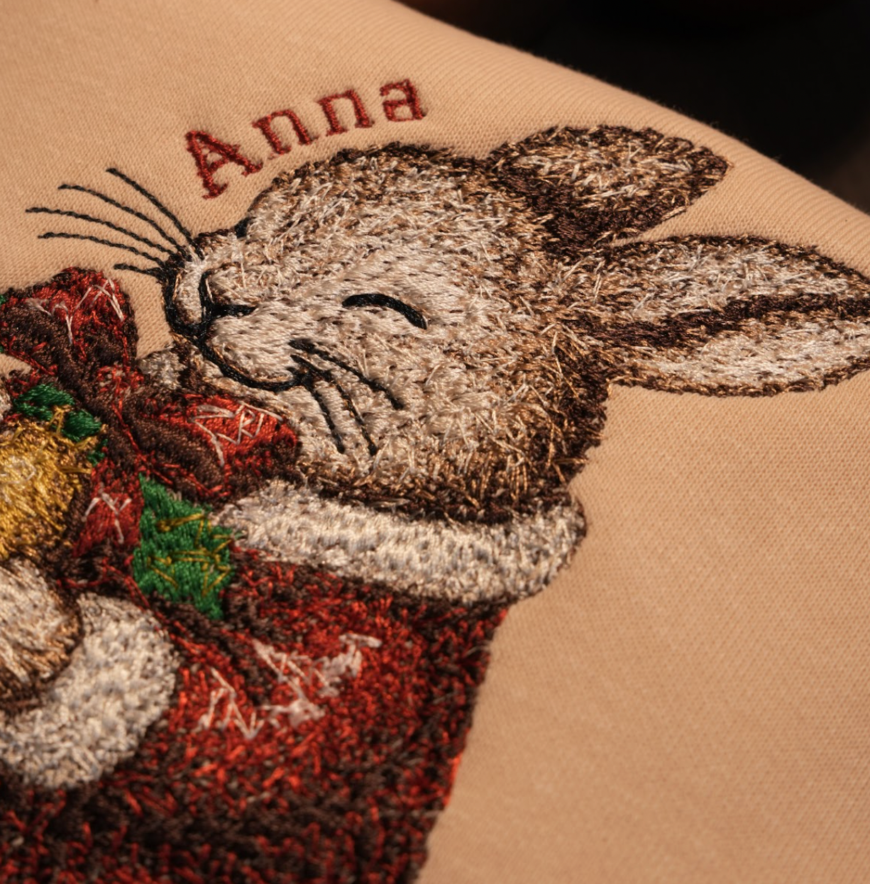 Mẫu thêu Giáng Sinh trên áo nỉ phối cùng chữ Merry Christmas và tên riêng tuỳ chỉnh.