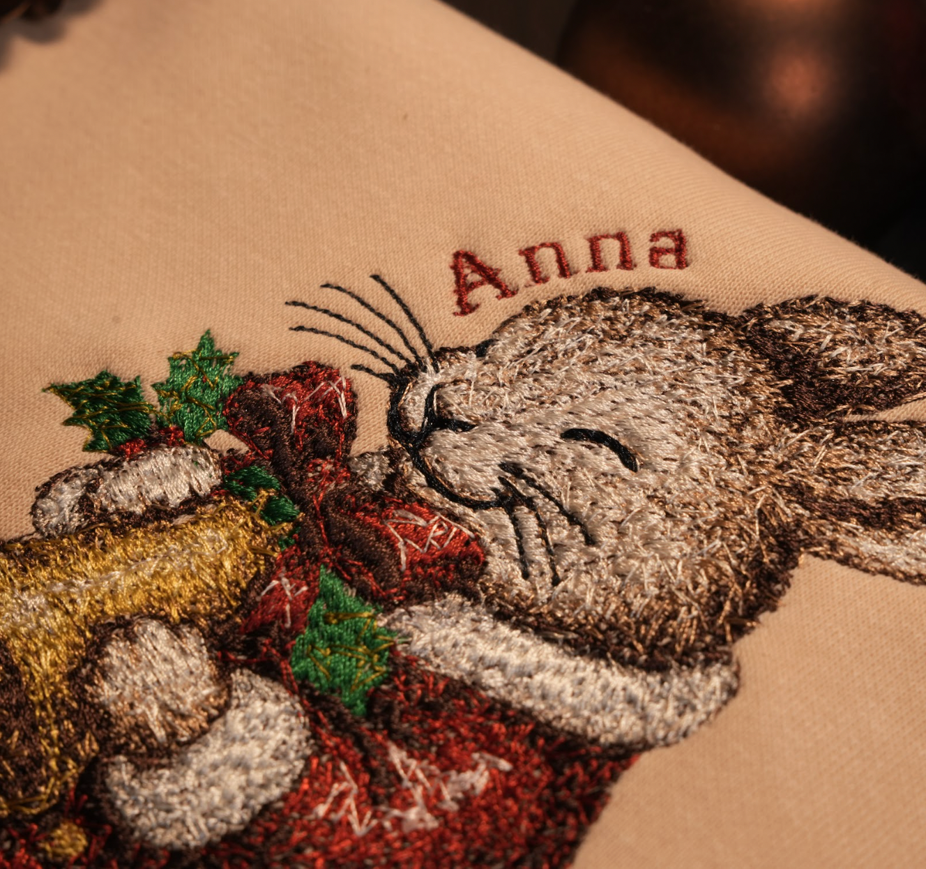 Mẫu thêu Giáng Sinh trên áo nỉ phối cùng chữ Merry Christmas và tên riêng tuỳ chỉnh.