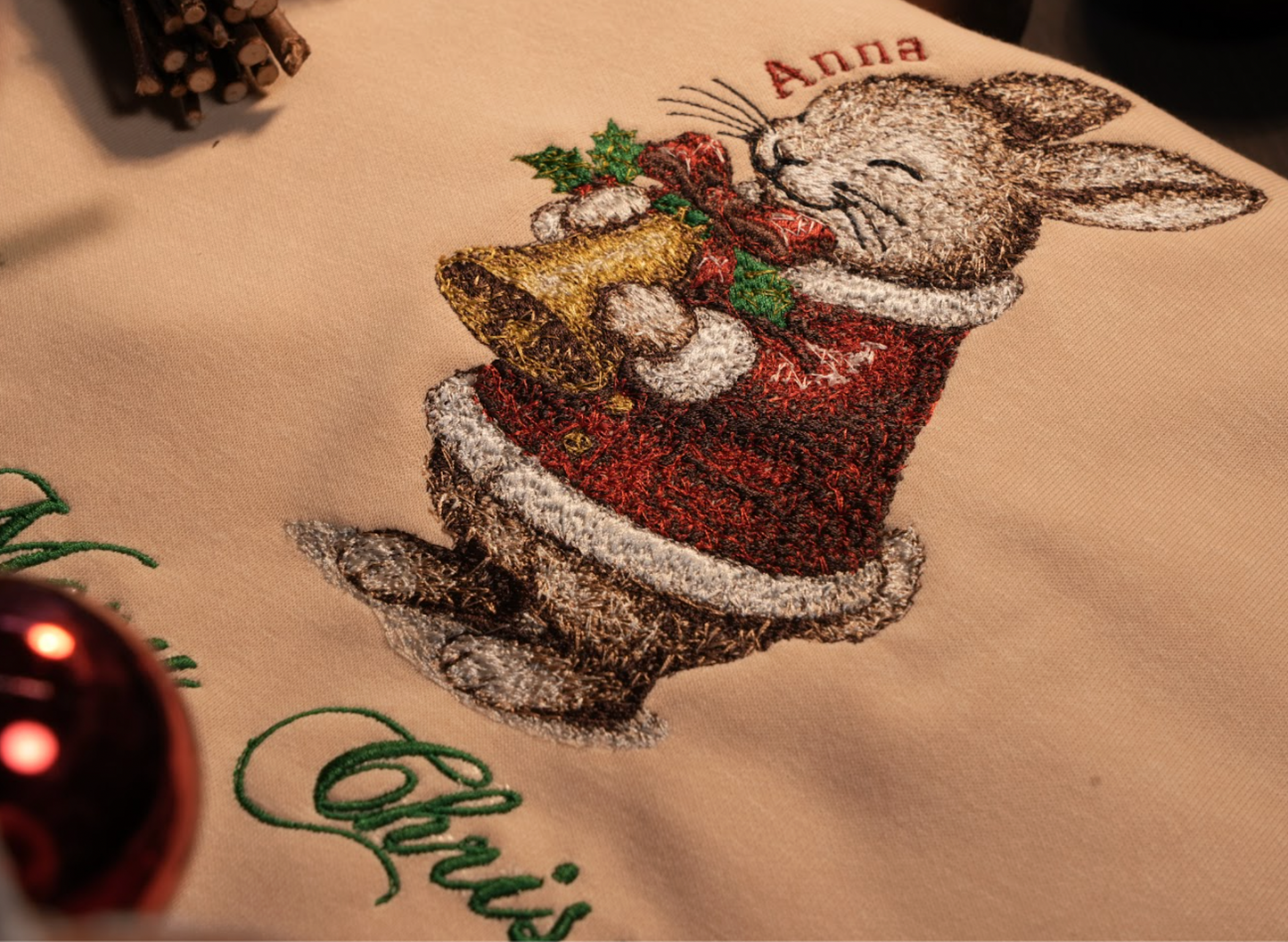 Mẫu thêu Giáng Sinh trên áo nỉ phối cùng chữ Merry Christmas và tên riêng tuỳ chỉnh.