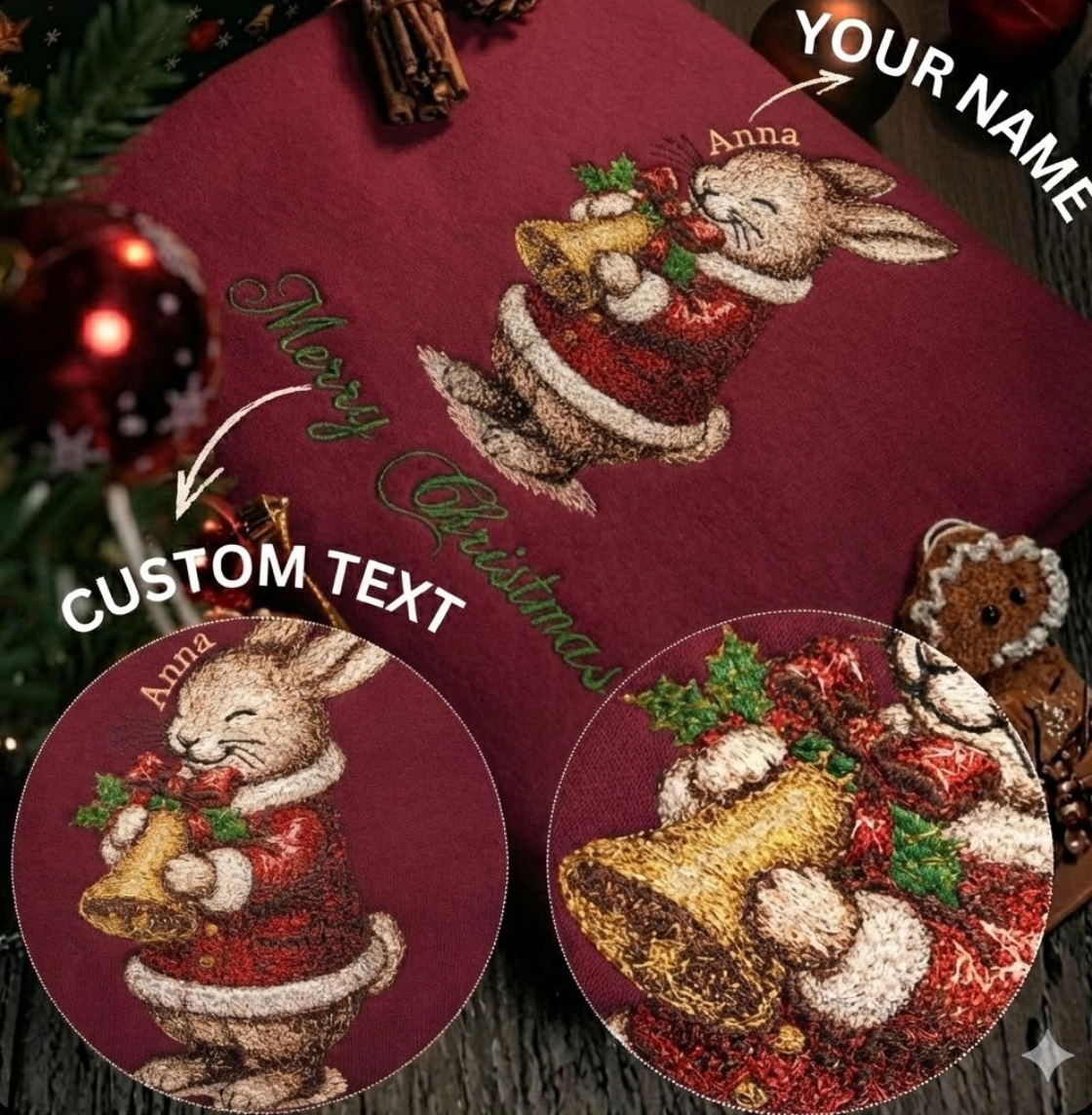 Mẫu thêu Giáng Sinh trên áo nỉ phối cùng chữ Merry Christmas và tên riêng tuỳ chỉnh.