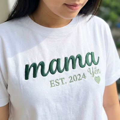 Áo phông thêu chữ Mẹ với nơ điệu đà kèm tên con ở tay áo, tên mẹ và năm làm mẹ cá nhân hóa, quà mọi dịp tặng mẹ và vợ, tùy chỉnh màu chỉ và được chọn kiểu áo