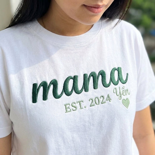 Áo phông thêu chữ Mẹ với nơ điệu đà kèm tên con ở tay áo, tên mẹ và năm làm mẹ cá nhân hóa, quà mọi dịp tặng mẹ và vợ, tùy chỉnh màu chỉ và được chọn kiểu áo