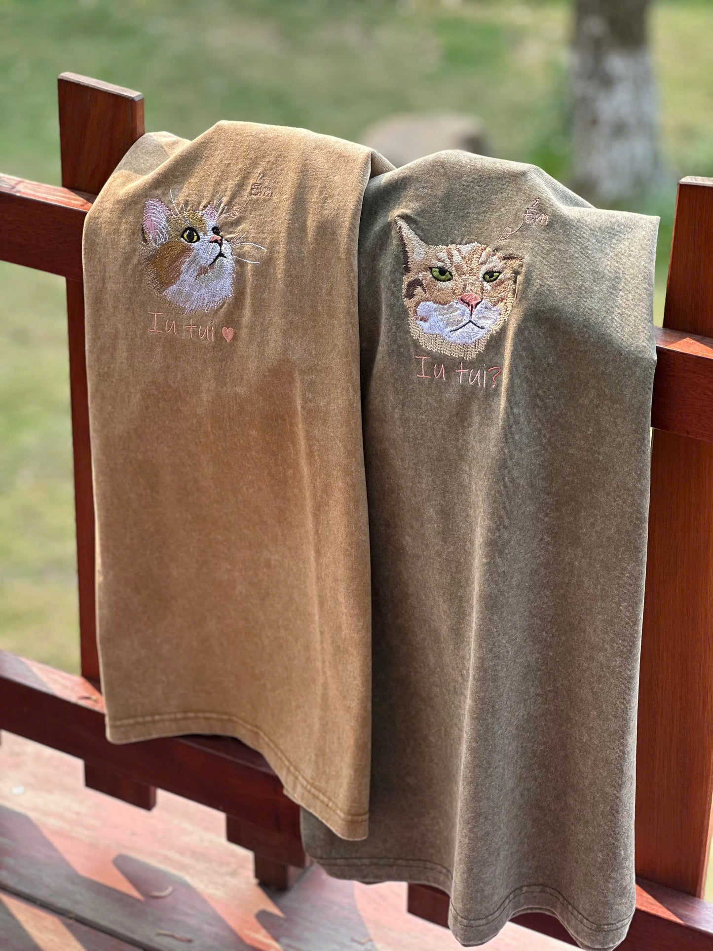 Set 2 món thiết kế thú cưng ẻm iu tui: Áo phông giặt loang + móc khóa