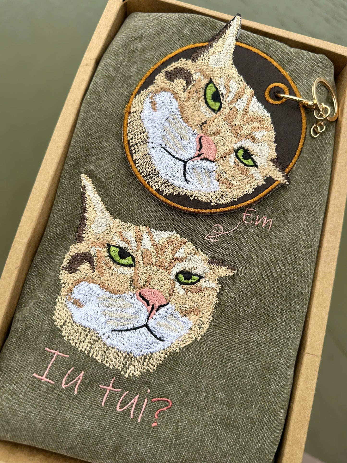 Set 2 món thiết kế thú cưng ẻm iu tui: Áo phông giặt loang + móc khóa