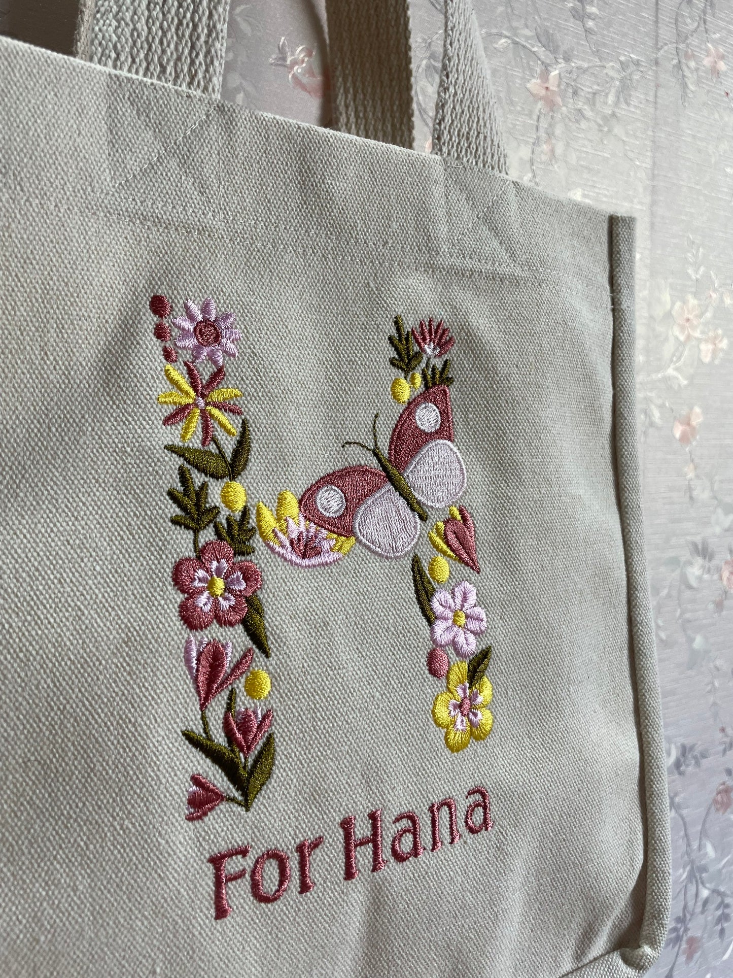 Tote thêu tên riêng phối hoa kích cỡ theo yêu cầu 1 chữ cái