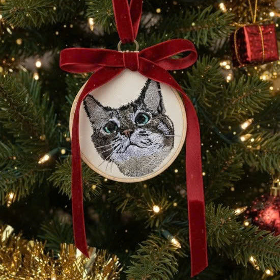 Hình thêu thú cưng trên khung treo phối phụ kiện, dùng để trang trí, làm quà lưu niệm.