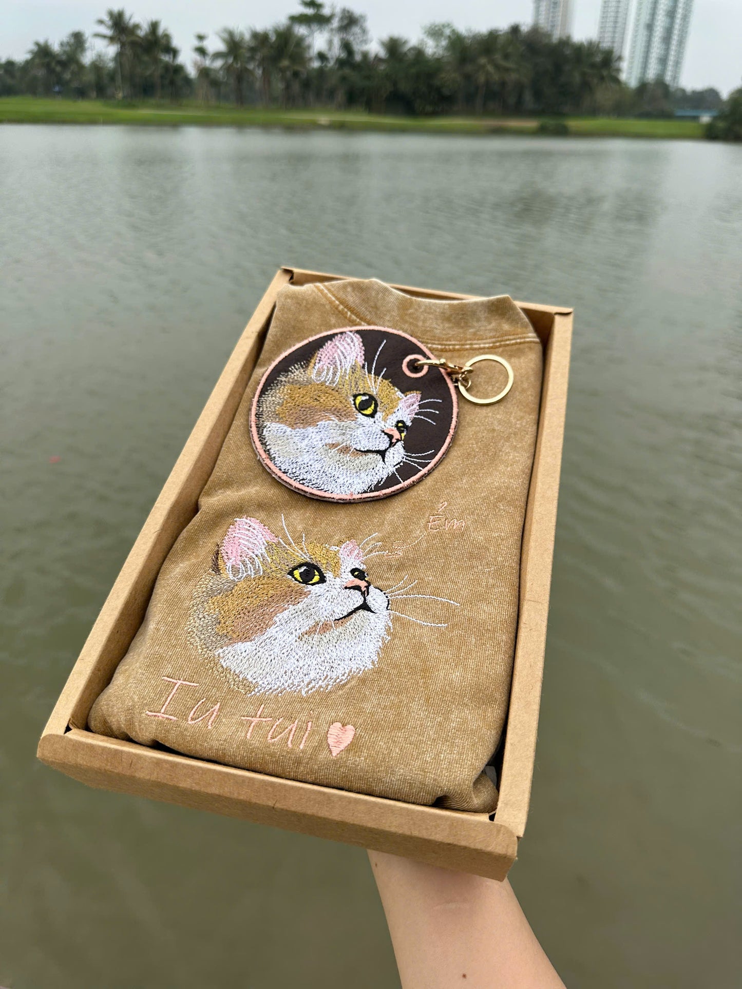 Set 2 món thiết kế thú cưng ẻm iu tui: Áo phông giặt loang + móc khóa