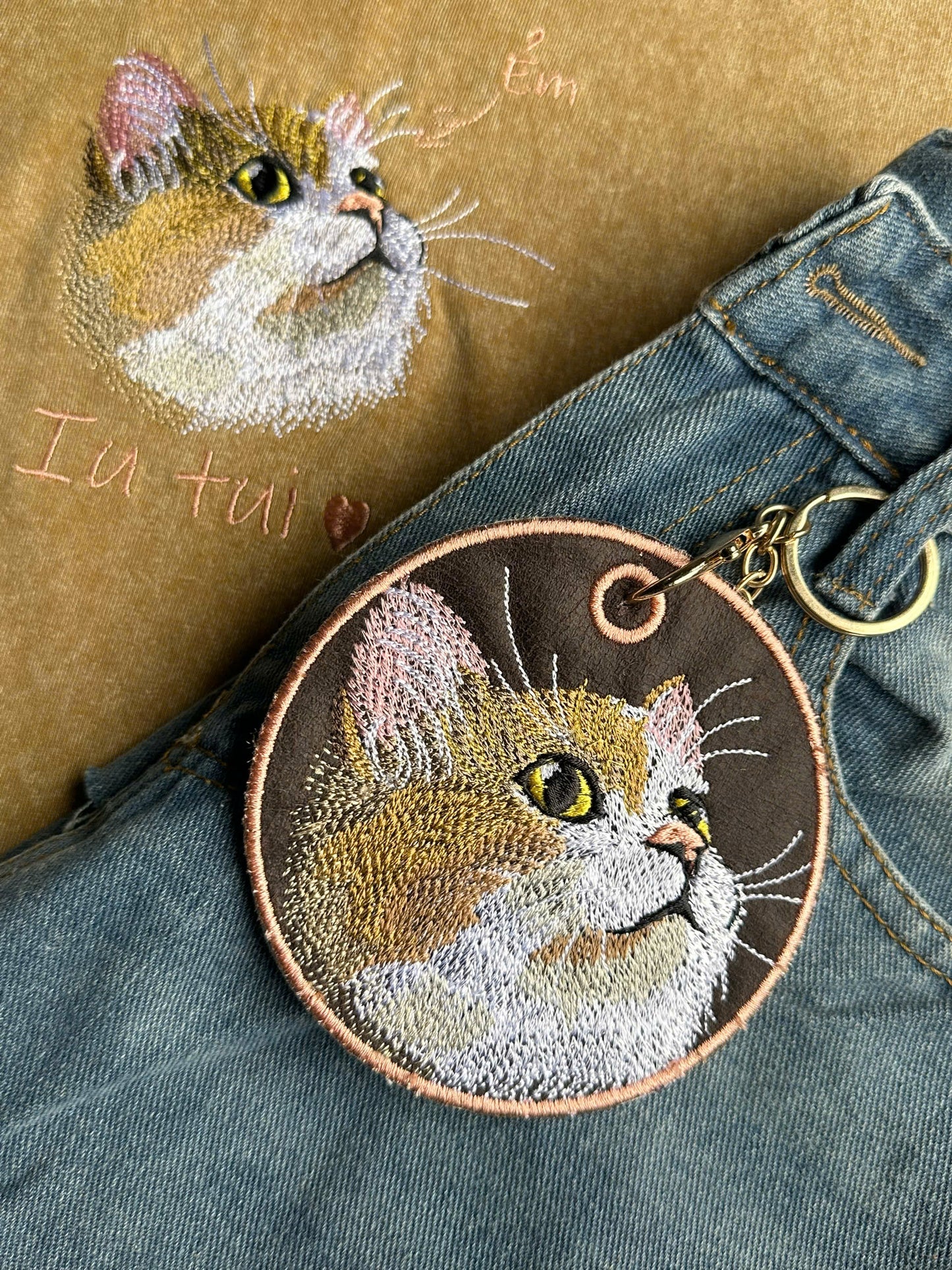 Set 2 món thiết kế thú cưng ẻm iu tui: Áo phông giặt loang + móc khóa