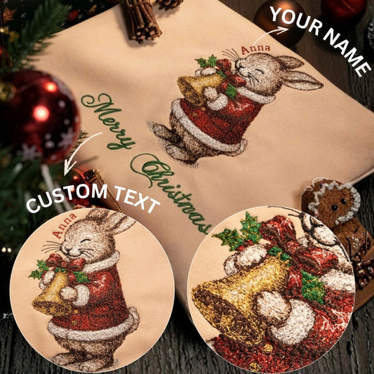 Mẫu thêu Giáng Sinh trên áo nỉ phối cùng chữ Merry Christmas và tên riêng tuỳ chỉnh.