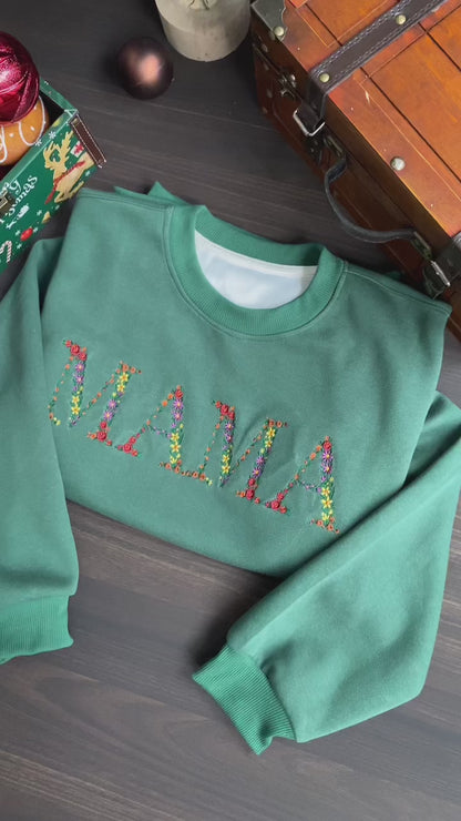 Mẫu thêu áo sweater chữ hoa MAMA trên áo nỉ xanh rừng, món quà ý nghĩa dành cho người phụ nữ tuyệt vời nhất