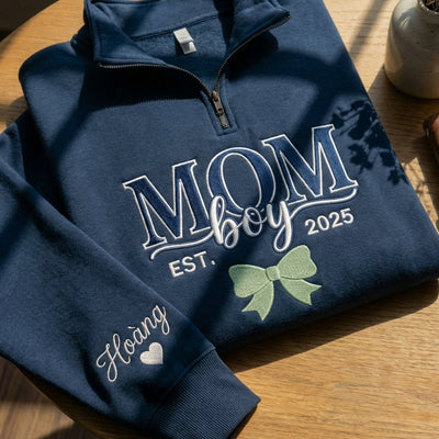 Áo zip thêu chữ MOM BOY tinh tế, tặng mẹ mọi độ tuổi thêm đặc điểm cá nhân hóa tên con và năm sinh, được chọn kiểu áo, tùy chọn màu chỉ