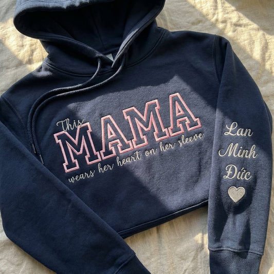 Áo hoodie thêu chữ Mẹ mang trái tim trên tay áo, quà Ngày của Mẹ tặng mẹ, thiết kế nội dung và màu sắc cá nhân hóa, được chọn kiểu áo