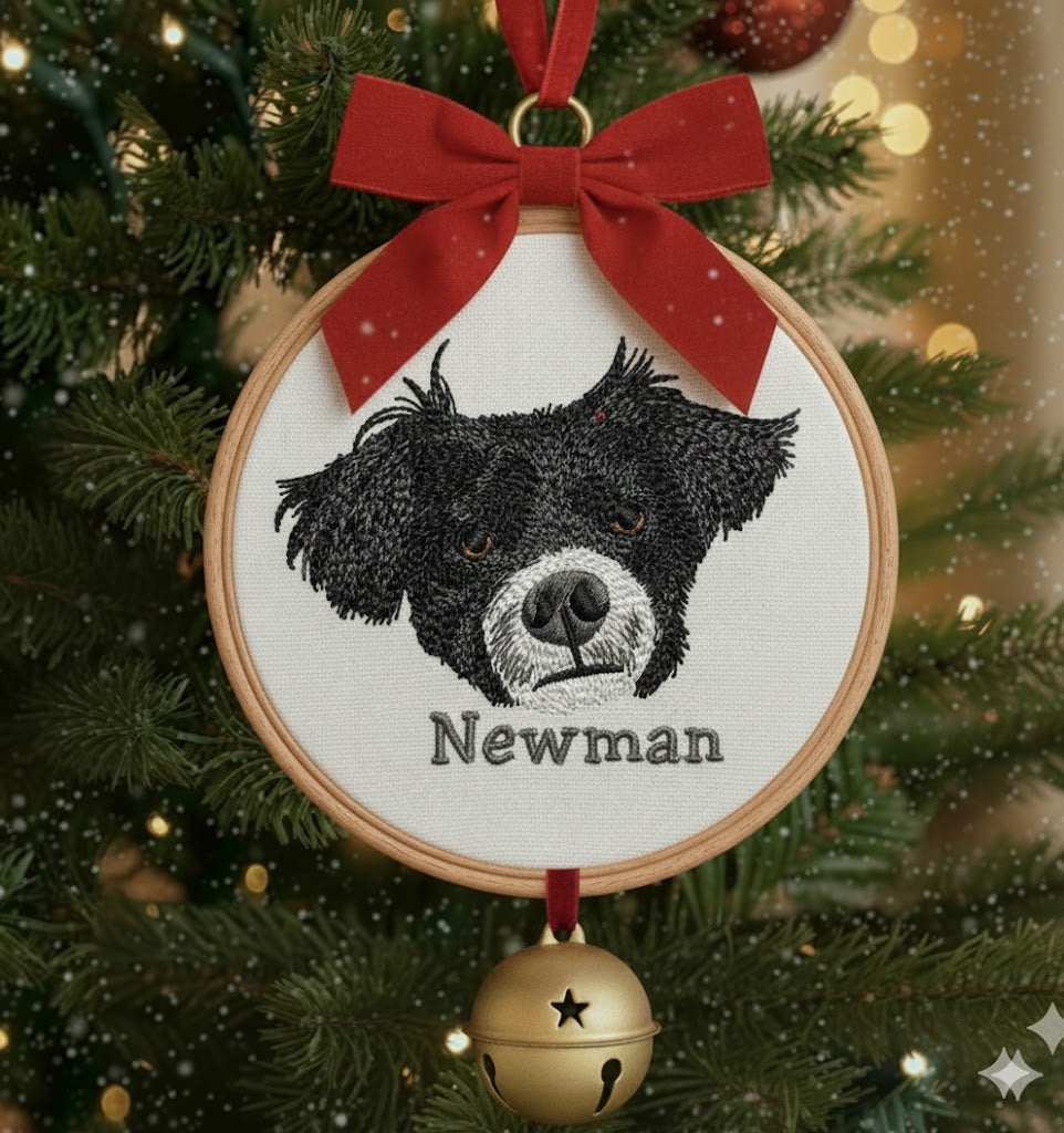 Hình thêu thú cưng trên khung treo phối phụ kiện, dùng để trang trí, làm quà lưu niệm.