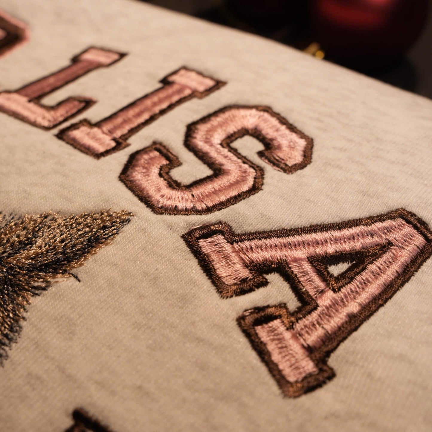 Mẫu thêu hai mặt thú cưng chi tiết chuyển thể từ ảnh+ phối chữ nổi lớn phong cách hoạt họa trên áo sweater trắng tiêu