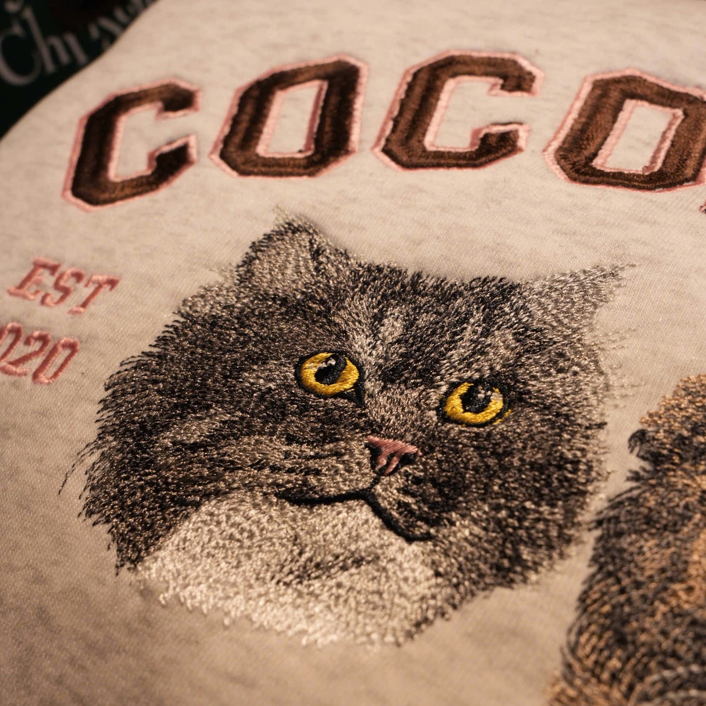 Dịch vụ thêu hình thú cưng tả thật từng sợi lông theo hình yêu cầu trên áo khách hàng gửi đến