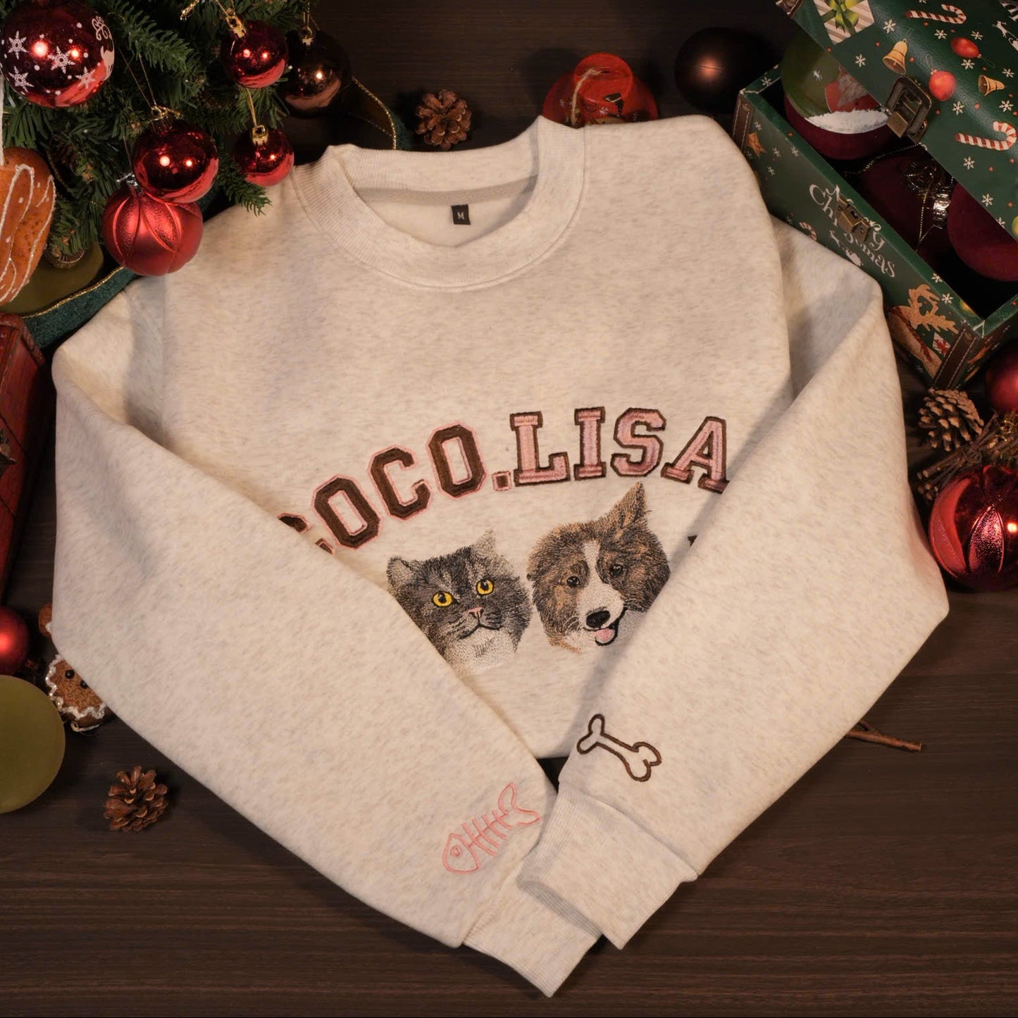 Mẫu thêu hai mặt thú cưng chi tiết chuyển thể từ ảnh+ phối chữ nổi lớn phong cách hoạt họa trên áo sweater trắng tiêu