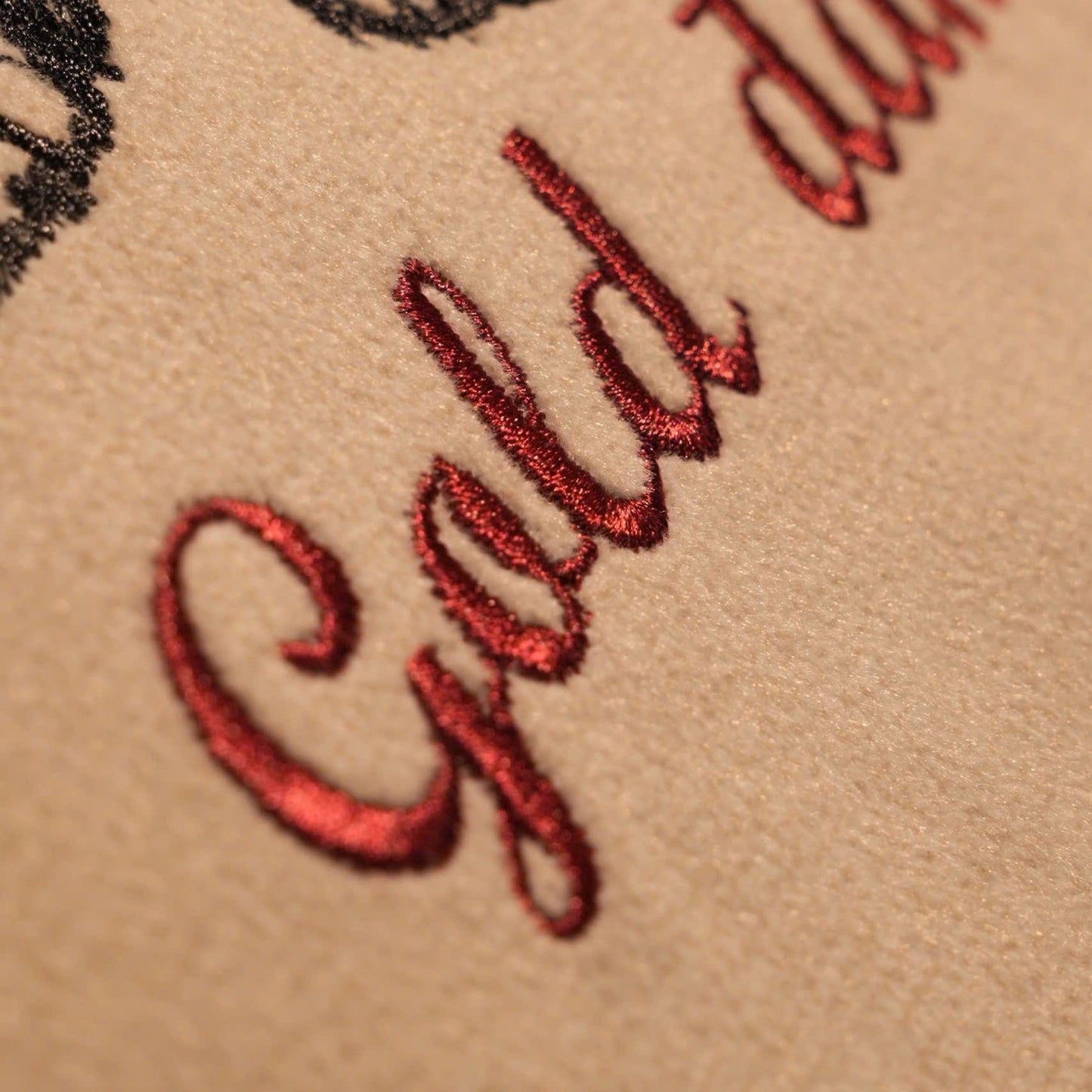 Mẫu thêu cún yêu giáng sinh chuyển thể từ ảnh phong cách line art trên vỏ gối kích thước 45x45cm, kèm tên cún