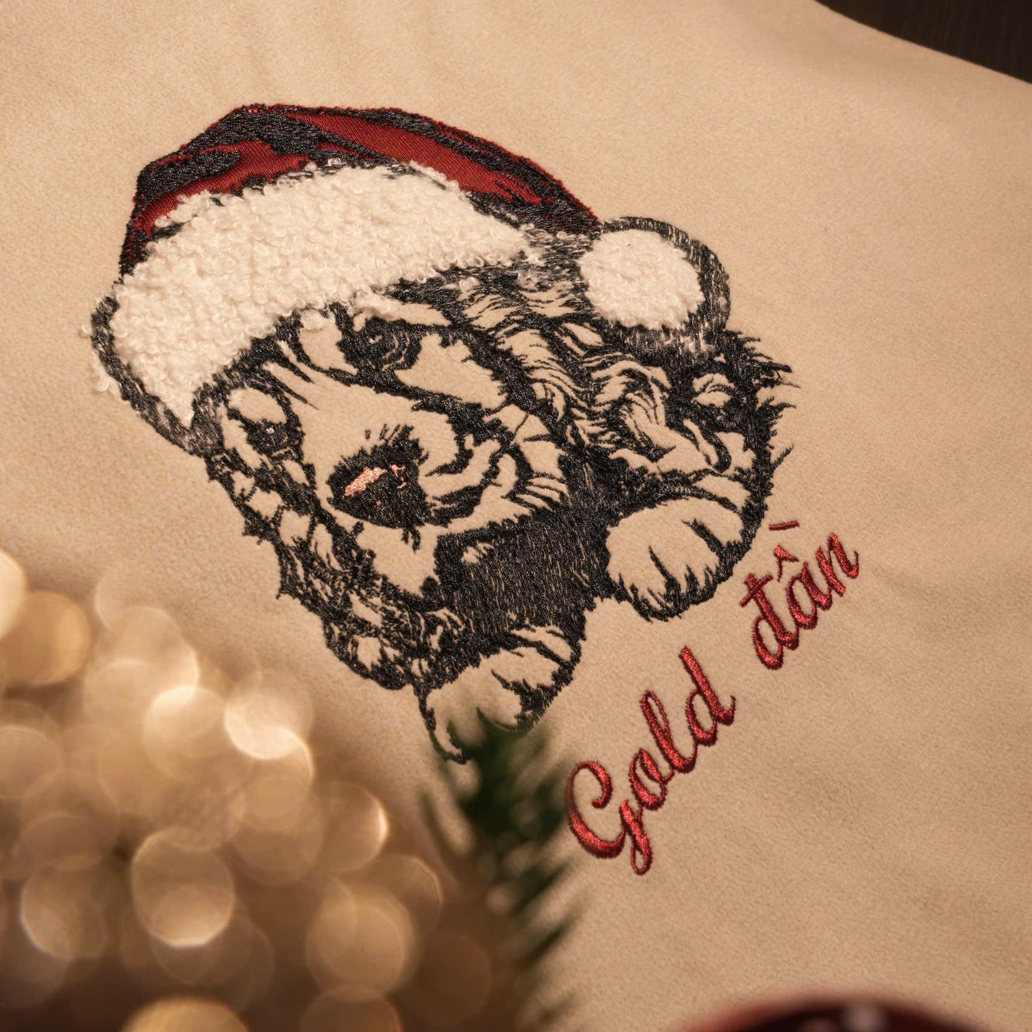 Mẫu thêu cún yêu giáng sinh chuyển thể từ ảnh phong cách line art trên vỏ gối kích thước 45x45cm, kèm tên cún