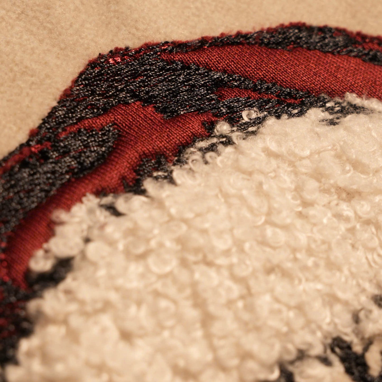 Mẫu thêu cún yêu giáng sinh chuyển thể từ ảnh phong cách line art trên vỏ gối kích thước 45x45cm, kèm tên cún