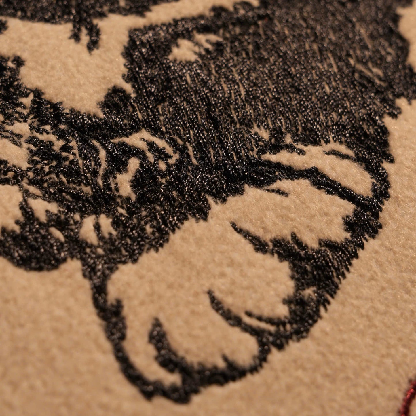 Mẫu thêu cún yêu giáng sinh chuyển thể từ ảnh phong cách line art trên vỏ gối kích thước 45x45cm, kèm tên cún