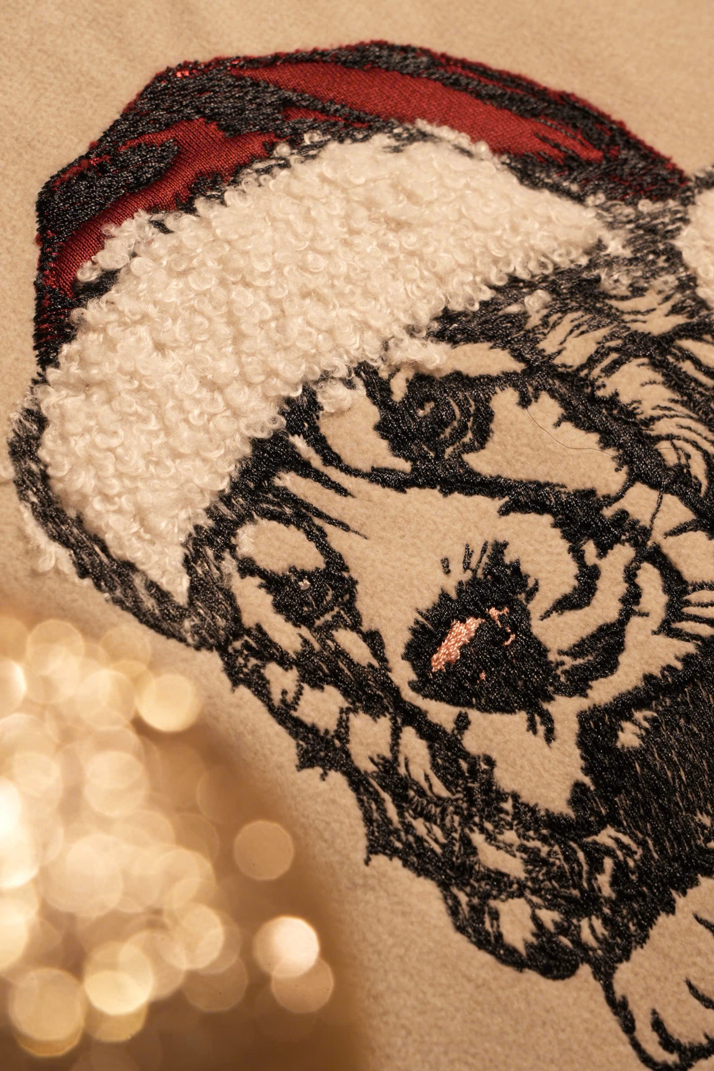 Mẫu thêu cún yêu giáng sinh chuyển thể từ ảnh phong cách line art trên vỏ gối kích thước 45x45cm, kèm tên cún