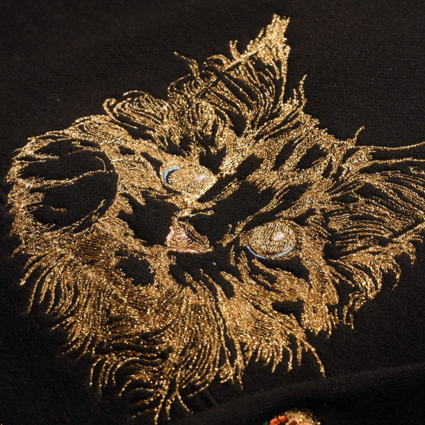 Mẫu thêu mèo cưng chi tiết chuyển thể từ ảnh phong cách line art trên áo Hoodie