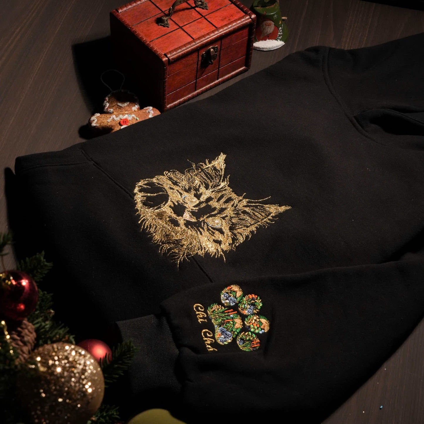 Mẫu thêu mèo cưng chi tiết chuyển thể từ ảnh phong cách line art trên áo Hoodie