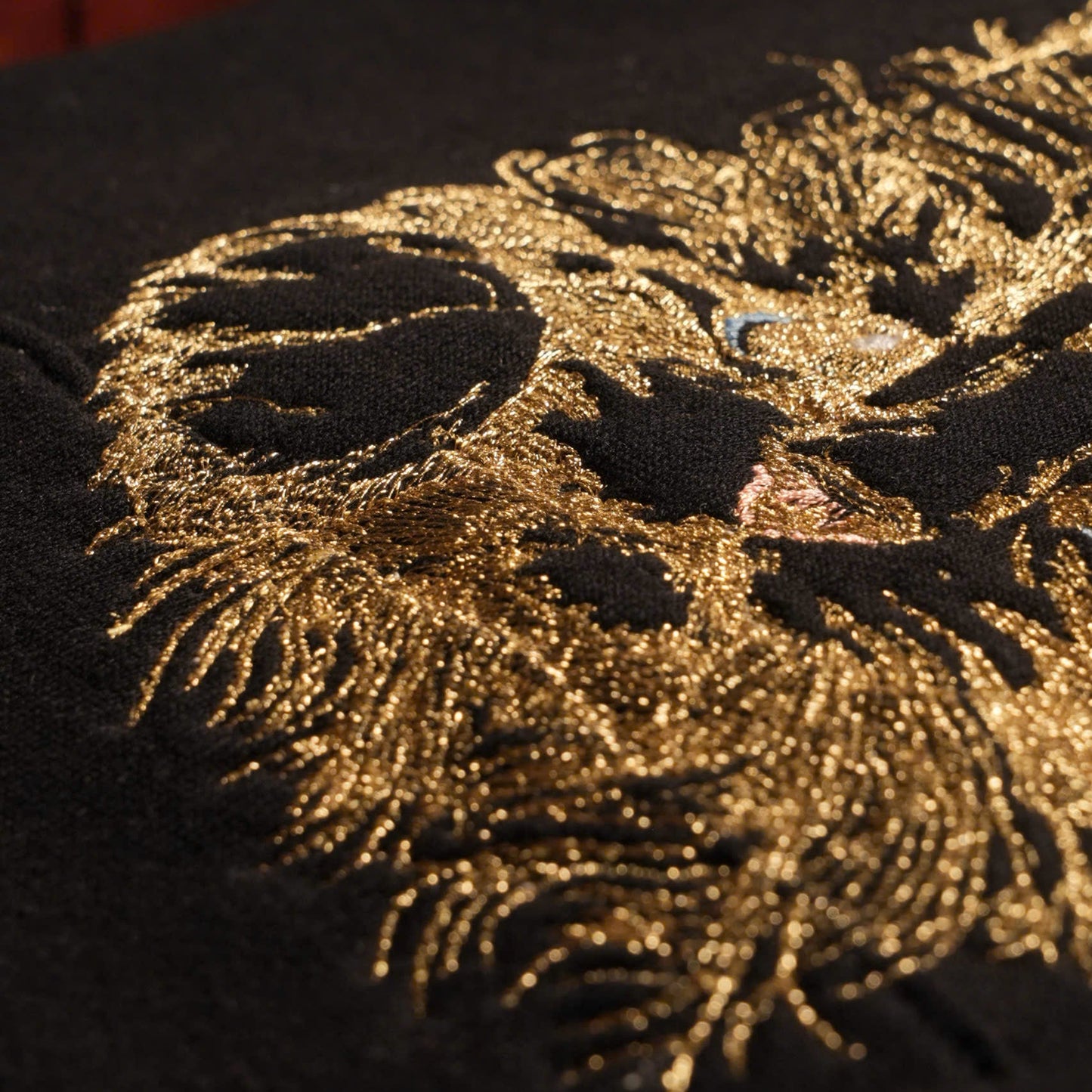 Mẫu thêu mèo cưng chi tiết chuyển thể từ ảnh phong cách line art trên áo Hoodie